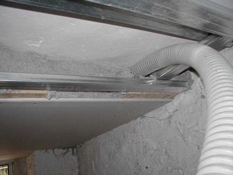 Massive Kellerdecke mit Abhängung eingeblasen