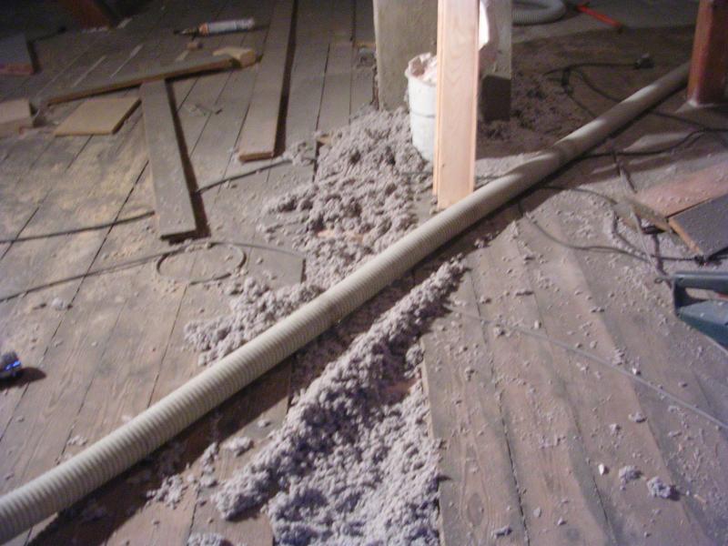 Holzbalkendecke gefüllt